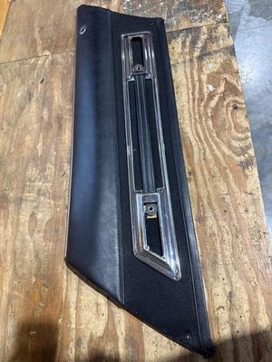 Bonito panel de puerta superior delantero de pasajero negro Oldsmobile 98 Regency 1973 fabricante de equipos originales Foto 1 de 4