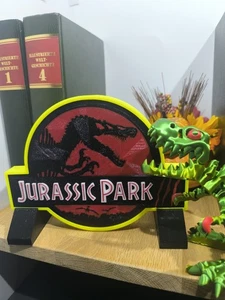 Jurassic Park Logo Schriftzug – NEUES DESIGN: Spinosaurus Edition - Bild 1 von 4