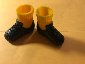 BOTAS DE FÚTBOL KEN DE COLECCIÓN CON CALCETINES AMARILLOS ZAPATOS MATTEL DÉCADA DE 1980 - Imagen 1 de 3