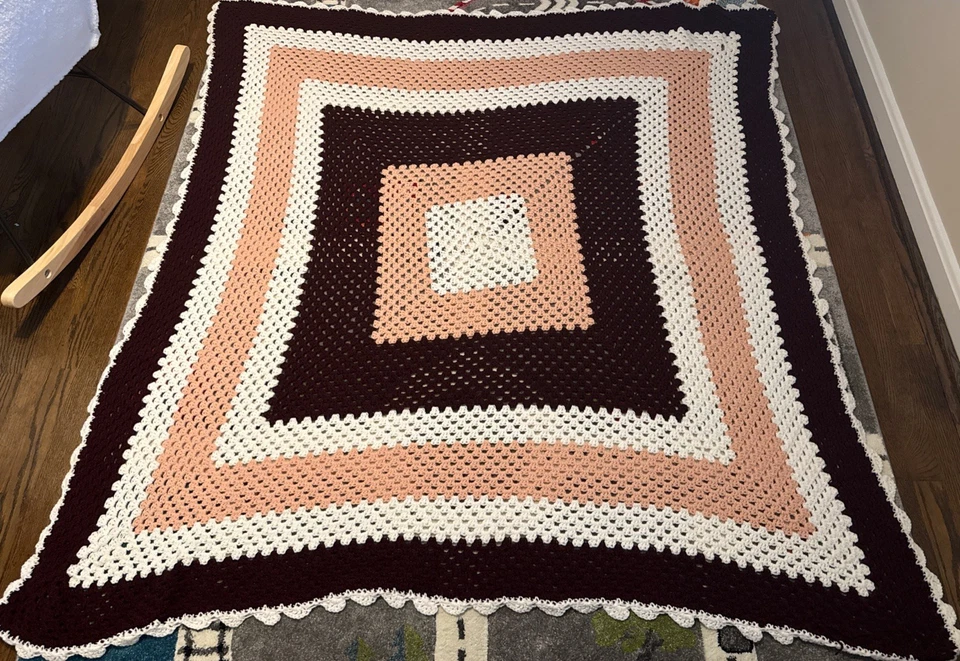 Manta de abuela cuadrada hecha a mano de ganchillo marrón/blanco/rosa de 5 pies X 5 pies Foto 1 de 4
