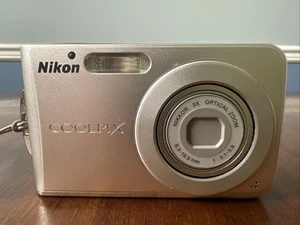 Nikon Coolpix S202 Silver 8 MP Digital Camera For Parts or Repair - Picture 1 of 11