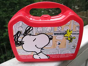 PEANUTS GANG~SNOOPY WHIRLEY DRINK WORKS RED PLASTIC LUNCH BOX 8" w x 7" h - Foto 1 di 7
