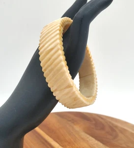 Vintage 70s Bangle Bracelet Molded Plastic Lucite Ivory MCM Diagonal Ridges Wide - Picture 1 of 6