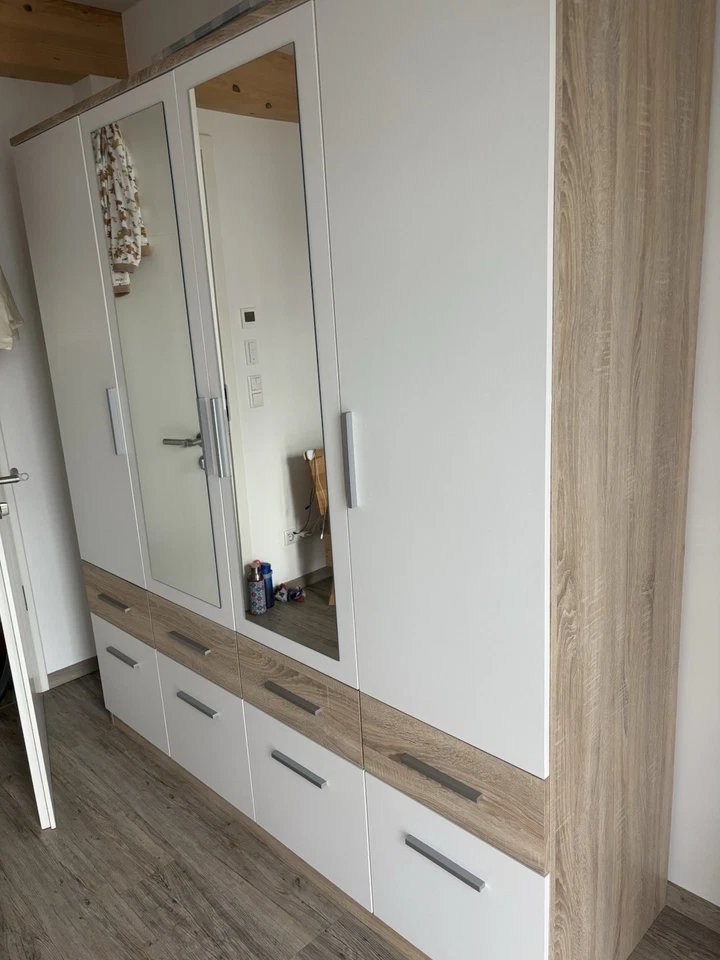 Kleiderschrank - Bild 1 von 3