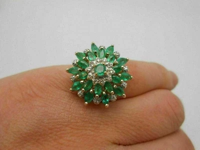 Anillo de boda con racimo en forma de flor simulado verde esmeralda chapado en oro amarillo de 14 k Foto 1 de 4