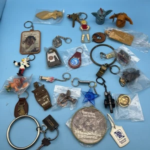 27 Sammlerstücke Schlüsselanhänger Lot gemischt Vintage Souvenir Waage Leder Totem Käfer Waffe Annie - Bild 1 von 10