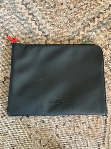 Salvatore Ferragamo Borsa a Pochette Nera con Cerniera Astuccio Viaggio Cosmetici  - Foto 1 di 4