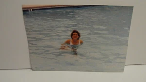 2000S VINTAGE FOUND PHOTOGRAPH COLOR ART PHOTO WHITE WOMAN ALONE SWIMMING POOL - Picture 1 of 4