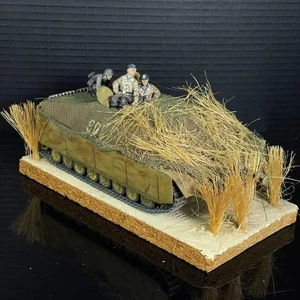 German Jagdpanzer IV Tank 1/40 Scale Painted Built w/ Soldiers, Grass & Netting - Foto 1 di 10