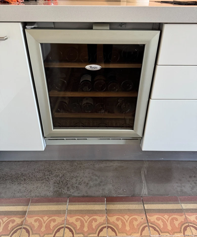 Cantinetta vino Whirlpool argento da incasso - Immagine 1 di 3