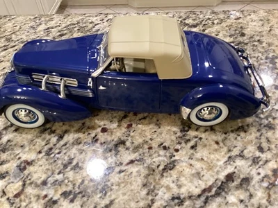 American Muscle 1:18 1937 Cord 812 convertible - #1641GA Foto 1 de 4