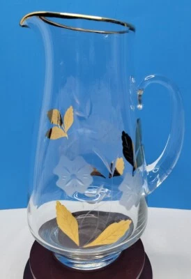 Jarra de vidrio Toscana grabada con patrón floral con hojas doradas de 9,5" de alto, Rumania Foto 1 de 4