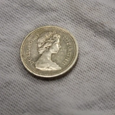 1983 Beautiful One Pound GB Queen Elizabeth II Coin W/Upside-Down Engraving - Image 1 of 4