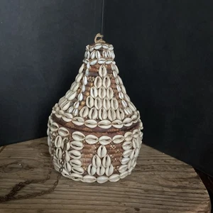 Vintage afrikanische Kaurimuschel geflochtenes Gras zeremonieller Korb - Bild 1 von 9