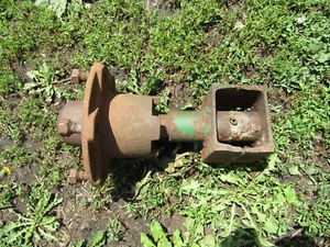 White Oliver disc part AXLE SPINDLE DISK HUB - Picture 1 of 3