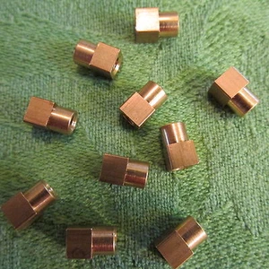 Vierkantmuttern M 3,5  Messing  NEU 10 Stück Vierkantmuttern mit Aufsatz - Bild 1 von 2