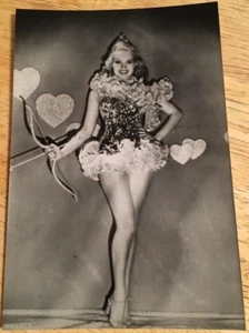 BETTY GRABLE - Foto en blanco y negro 3-1/2" x 5-1/4" - Imagen 1 de 2