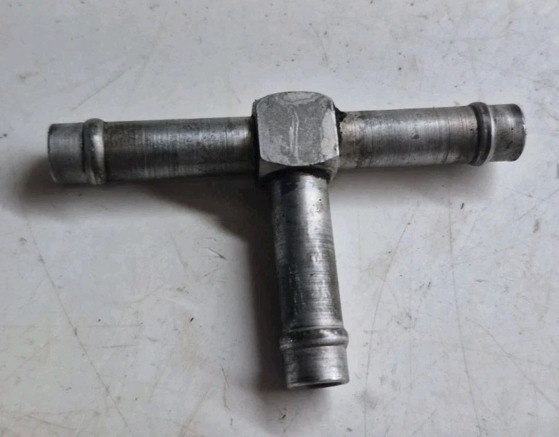 John Deere 318 420 Tractor Hydraulic Oil Line T Connector Fitting M86863 Z Trak - Image 1 of 1