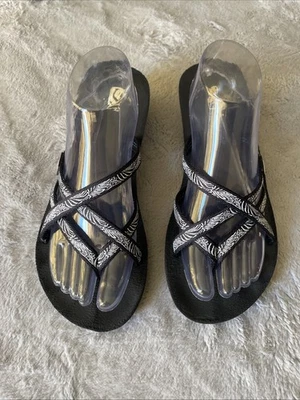Sandalias Teva Mush para mujer 10 chanclas informales con tiras negras blancas punta de cuña Foto 1 de 4