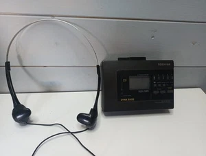 Toshiba KT-4521 DYNA BASS Dolby Cassette Radio Con Raros AURICULARES HR M33 - Imagen 1 de 10