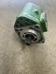 CH13990 John Deere 850 - 1050 Hyd Pump - Picture 1 of 4