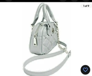 Bandolera BADGLEY MISCHKA NUEVA CON ETIQUETAS Cúpula Gris Metálico con Tachuelas Plateadas - Imagen 1 de 8