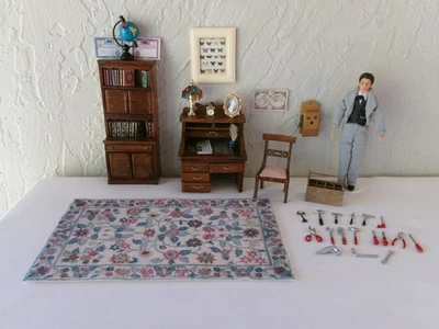 Lote de muebles para casa de muñecas hombre muñeca con soporte. Escritorio enrollable, silla, estantería, globo, lámpara Foto 1 de 4