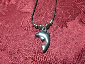 "Collar con cordón de cuero con dije de piedra hematita genuino de 18" - Imagen 1 de 3