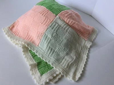 BABY AFGHAN - Rosa - Blanco - Verde Lima - 42" X 42" - Tejido a Mano - Lavar/Secar a Máquina Foto 1 de 4