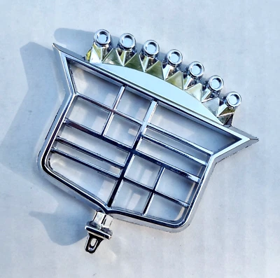 Cadillac Deville D'elegance 1974-76 raro capó esqueleto adorno escudo emblema en muy buena condición Foto 1 de 4