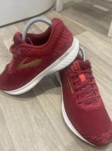 Dunkelrote Brooks Revel 3 Turnschuhe Sneaker Größe 8 UK EUR 42 WEITE B - Bild 1 von 11