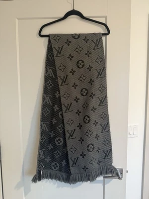 Bufanda reversible gris/negro Louis Vuitton LV Foto 1 de 4