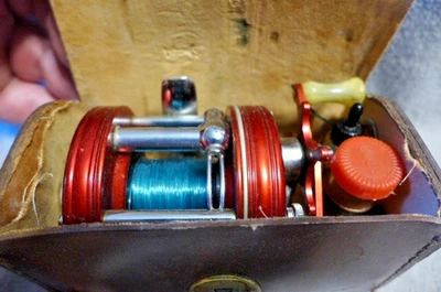 Vintage Abu Ambassadeur 5000 Red Fishing Reel, Grooved Rims IN CASE, Sweden - Image 1 of 4
