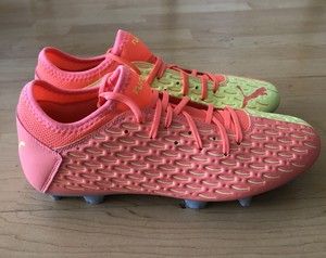 puma rosa y amarillo