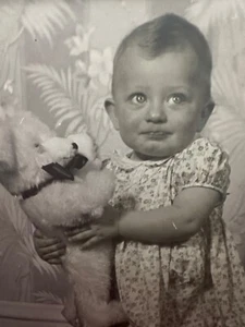Vintage Sammlerstück Schwarzweiß Foto Bild von kleinem Mädchen mit Stoffbär - Bild 1 von 6