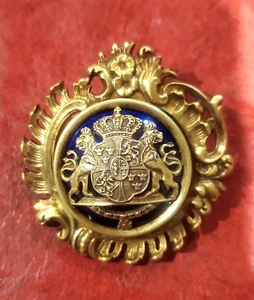 PIN SUECIA SPORRONG ARMAS REALES EN PLATA DORADA Y ESMALTE SELLO 1956 ~ BONITO - Imagen 1 de 3