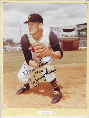 Foto autografiada de 8x10 de los Piratas de Pittsburgh de Vern Law año 1960 y tarjeta de índice firmada Foto 1 de 2