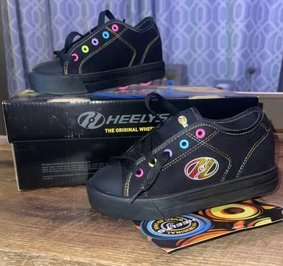 NUEVO Zapatos Clásicos Niños Heelys Modelo HE100970K Negro y Arco Iris Talla Juvenil Foto 1 de 4