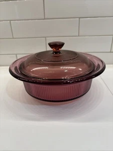 Cazuela cubierta acanalada Corning Ware VISION de vidrio de arándano 24 OZ V-30-B con tapa - Imagen 1 de 9