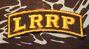 Antiguo Auténtico Era de Vietnam Combate de Color LRRP Tab Negro Oro Aerotransportado Ranger Recon - Imagen 1 de 5