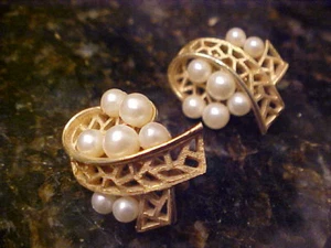 VTG ~ CROWN TRIFARI ~ SIGNED ~ STUNNING ~ Gold Tone & Pearl Earrings ~ Clip-On - Picture 1 of 2