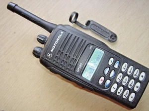 Motorola GP380 UHF 403-470MHz 255Ch c/w antenna, battery & beltclip - Zdjęcie 1 z 9