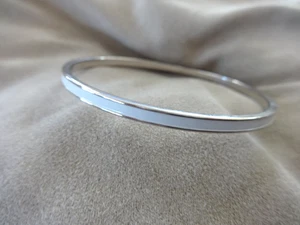 BRACCIALE VINTAGE MONET SMALTO BIANCO E TONO ARGENTO SOTTILE DIAMETRO 2,5" MED-LG - Foto 1 di 4
