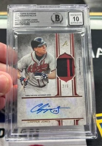 BAS 10 2015 Topps Supreme Autograph Relics Red #ARCJ Chipper Jones /5 AUTO - Bild 1 von 2