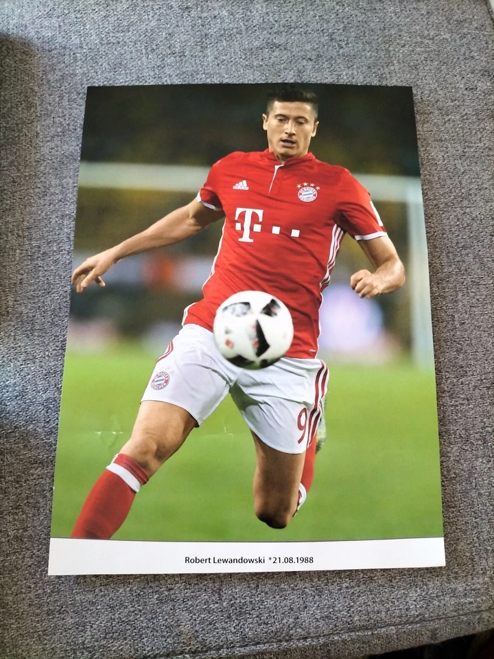 Robert Lewandowski FC Bayern München Kalenderfoto  Unsigniert Jahr 2017 - Bild 1 von 1