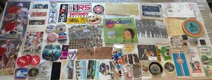 Antik Vintage Sammlerstücke Lot 160 Trödel Schublade Münzen Karten Sammlerstücke Spielzeug - Bild 1 von 21