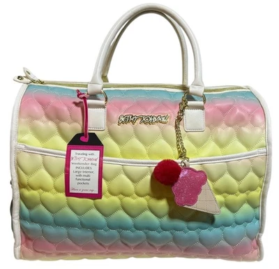 Редкая дорожная сумка Betsey Johnson Weekender Quilted Hearts Rainbow пастель новая с ценниками ЧИТАЙТЕ - Изображение 1 из 4
