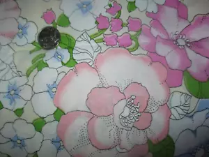 RAGAZZA DI CAMPAGNA vintage BLU BIANCO ROSA FIORI su CREMA anni 70 tessuto acetato-2 yd - Foto 1 di 2