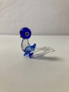 Kleine schöne Vogelfigur aus mundgeblasenem Glas mit blauem Kopf und langem flachem klarem Schwanz - Bild 1 von 7