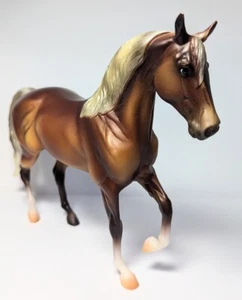 Breyer fast klassische Größe Silver Bay Morab Mariah Pferd Stute Modellspielzeug mit offener Box - Bild 1 von 6